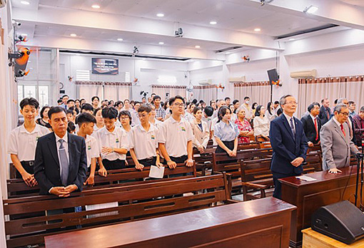 photo of congregation in Vietnamese church